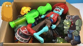 A garbage bag was found in the express box, in which there were plants and zombie toys