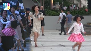 47歲曹眾扮文青　同女女玩麻鷹捉雞仔