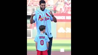 Jayson Tatum threw out the first pitch at the Cardinals vs. Twins game today with Deuce