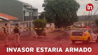 Homem invade residência em Apucarana e PM cerca o local