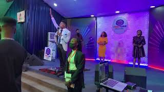 Must watch: Moses Bliss Perform Daddy Wey Dey Pamper Live on stage with his  Band for the first time