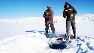 Donan Çıldır Gölü'nde, Eskimo usulü balık avlıyorlar