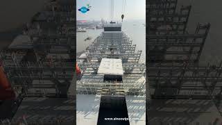 Lift the hatch cover in the shipyard    Sinooutput