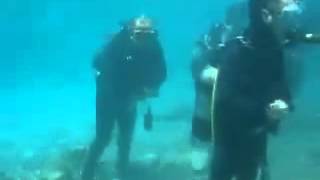 AMAZING MUSLIMS PRAYING UNDERWATER SUBHANALLAH