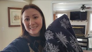 Let's make an easy NO SEW fleece blanket!