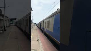 KANNUR SHORANUR MEMU TRAIN IN KANNUR RAILWAY STATION | MEMU TRAIN KERALA#memu#train#irctc#viralvideo