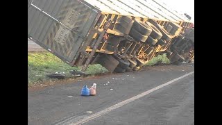 acidentes de caminhões tombamentos alta velocidade compilation