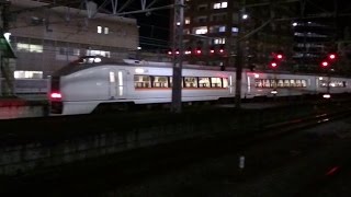 夜の高崎駅を出発する元常磐線特急651系のスワローあかぎ