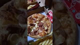 Pizza dan kentang goreng// hujan2 mkn pizza aja