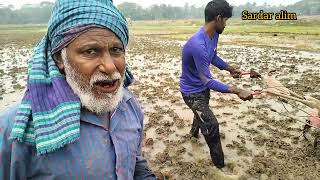 ছোট্ট মেশিনে কেমন কাঁদা হচ্ছে।