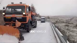 Shi e dëborë në Kukës/ Rruga Kukës-Shishtavec bllokohet nga shembja e gurëve, disa zona pa energji