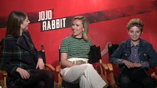 Jojo Rabbit || Thomasin McKenzie, Scarlett Johansson, & Roman G Davis Interview || #SocialNews.XYZ