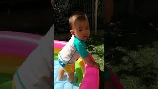 【プチハプニング】If the baby was playing in the pool…#shorts