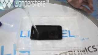 手機背蓋拆開浸水示範 Waterproof your cell without a case