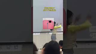 老师身体柔韧性真好，学生们都很惊讶