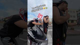 BROMA con SERPIENTE falsa, se SALE de CONTROL #humor #motos #risas #biker #bromas