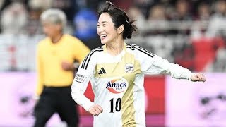 槙野智章の引退試合に妻の高梨臨さんが登場！　“やり直し”でPK成功…夫婦でゴールパフォ