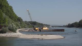 Arbeiten zur Hebung der hier im Rhein bei Germersheim vor 165 Jahren versunkenen Lokomotive