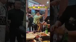 男子酒后过于兴奋，女子使出“一阳指”瞬间让对方认怂#酒后迷惑行为 #气场全开 #没想到吧我也没想到