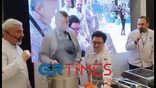 Ο Απόστολος Τζιτζικώστας σε ρόλο master chef 1