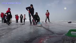 Çıldır Gölü'nün buzla kaplı yüzeyi curling sporcuları için antrenman alanı oldu