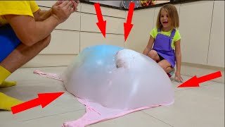 Катя спрятала Макса в пузырь из слайма