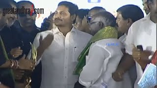 ధర్మాడి సత్యానికి ఘన సన్మానం Ys Jagan Honored Darmadi Satyam | Greatandhra.com