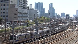 旧ルートの撤去が進むかつての田町駅～品川駅間の線路切り替え地点を走行する様々な列車たち