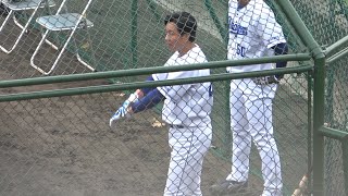 ベンチから選手たちにサインを送る大野雄大監督（笑） (2022/02/16)