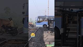 ரயில் வரும் போது Blue bus 😭 train cross bus #shorts #indianrailways #trending #viralvideo #ytshorts