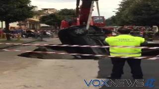 Afragola, auto inghiottita da sprofondamento strada.