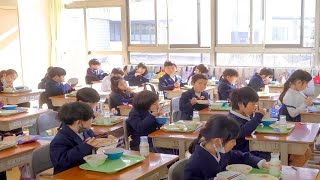 日本真正的公立小学生活，惊人的自制学校午餐!