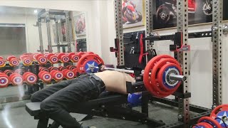 卧推87.5kg，5x5训练，最后一组没完成。