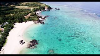 [4Ｋ]　   沖縄の海で戯れる子供たち  ドローン 空撮  動画　素材　観光