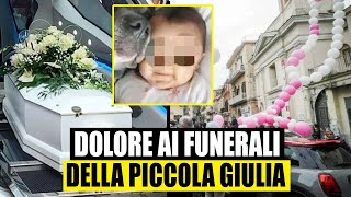 FUNERALI PICCOLA GIULIA: il carro funebre esce dal retro. Il parroco ai genitori: «Ripartite dal...»