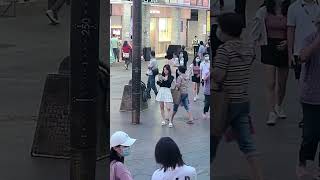 成都太古里美女街头写真。Street photo of beautiful women in Taikoo Li, Chengdu