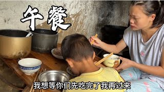 老公中午煮了锅猪脚花生汤，宝妈陪4胎女儿午睡起来才有空吃【一帆妈妈】