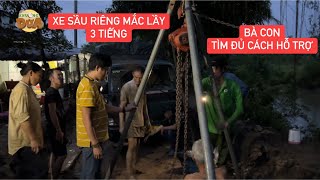 Xe sầu riêng 1,5 tấn của Khương Dừa mắc lầy, nhờ bà con giúp đỡ nhiệt tình chứ thôi không đường về