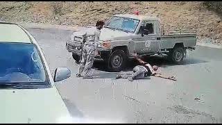جندي ‎#سعودي في حرس الحدود يقوم بااطلاق الرصاص على مغترب يمني بدون اي ذنب في مقاطعة جيزان