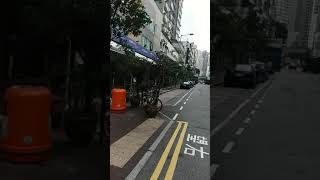 第2集 香港九龍賣玉的店鋪，是在佐敦道到甘肅街段的廣東道兩邊，全部都是賣玉器的。各種價格各種貨品的都有。从幾佰萬到幾仟元一件的玉器也有。請訂閱關注評論。