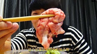 小伙在宾馆里用电水壶煮猪脑子，这种重口味美食你敢吃吗