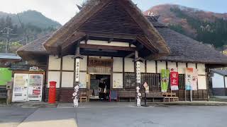 日本でも珍しい茅葺屋根の駅舎！湯野上温泉駅