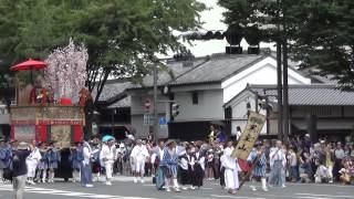 祇園祭「後祭」の山鉾巡行02/03　御池通を巡行する山鉾「役行者山」と「黒主山」2014/07/24