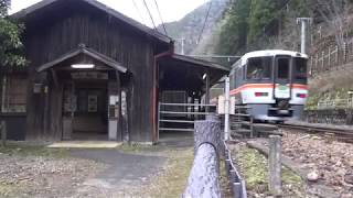 飯田線小和田駅を通過する特急伊那路号