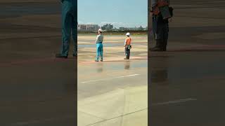 【ショートグラハン動画】🌠スポットアウトした飛行機を見送る２人のグラハンスタッフ！　いつもグラハンありがとう！