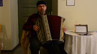 ranskalaiset korrot played on accordion