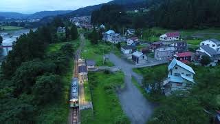 【DRONE：27】上空から飯山線「越後鹿渡駅」下り 越後川口行 出発です