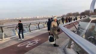 Пешеходно-велосипедный мост в Киеве открыт, прозрачный пол заменен