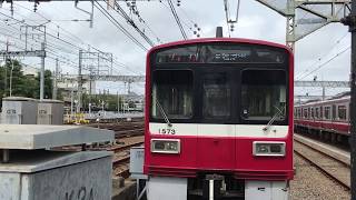 京急線車止めに停車中の6両編成99S特急京急蒲田行き1573！金沢八景駅〜金沢文庫駅間を走行中の、上り快特青砥行き1000形080〜073と下りエアポート急行新逗子行き1000形041〜048！