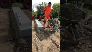 Blockstufen mit Bagger in Beton setzen